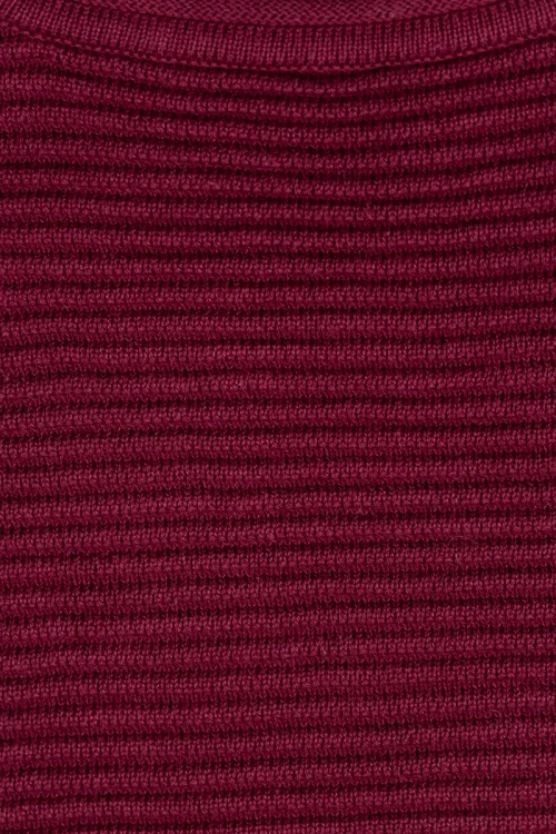 Markowy-meski-zebrowany-burgundowy-sweter-zblizenie.webp