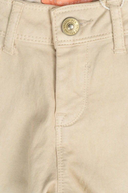 Bershka-bezowe-spodnie-super-skinny-zblizenie.webp