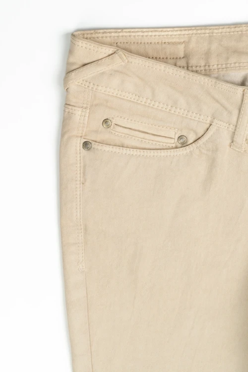 Bershka-bezowe-spodnie-super-skinny-zblizenie2.webp