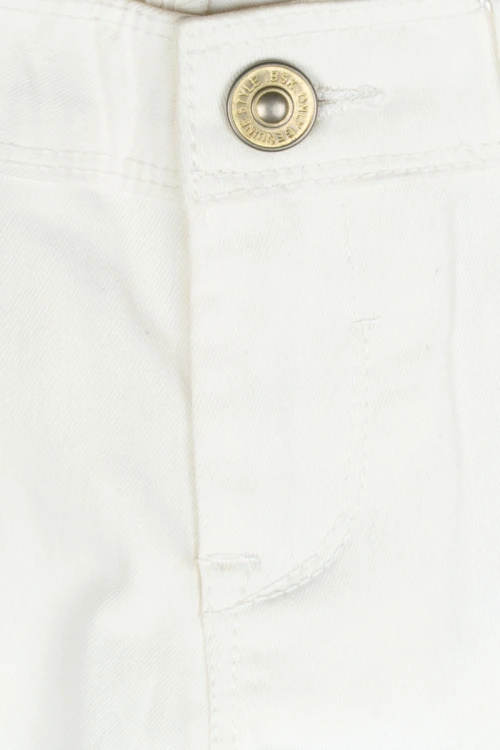 Bershka-biale-spodnie-super-skinny-zblizenie.webp