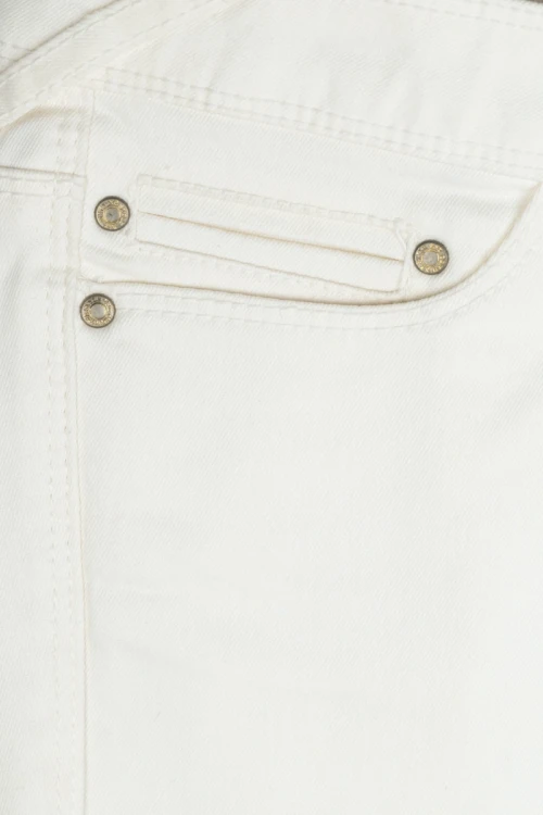 Bershka-biale-spodnie-super-skinny-zblizenie2.webp