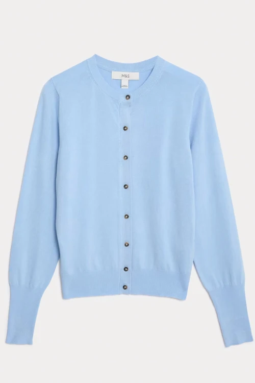 M&amp;S-jasnoniebieski-sweter-kardigan-brazowy-guzik-glowne.webp