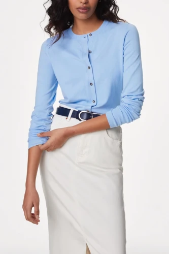 M&amp;S-jasnoniebieski-sweter-kardigan-brazowy-guzik-modelka-przod.webp