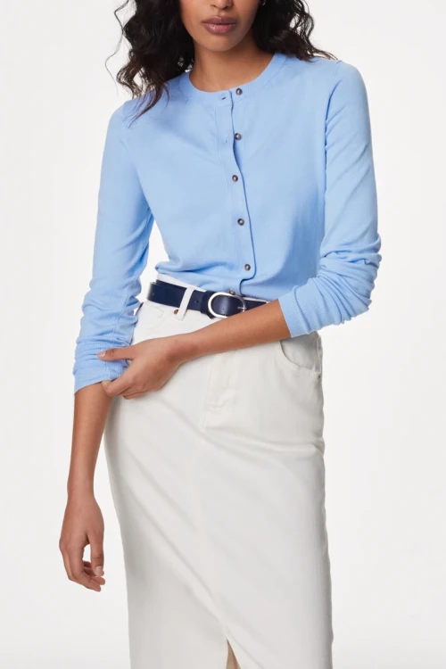 M&amp;S-jasnoniebieski-sweter-kardigan-brazowy-guzik-modelka-przod.webp