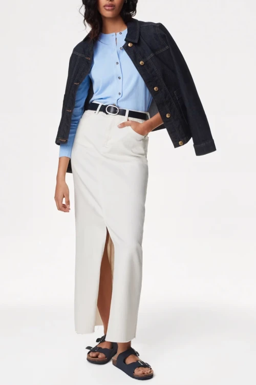 M&amp;S-jasnoniebieski-sweter-kardigan-brazowy-guzik-modelka-przod2.webp