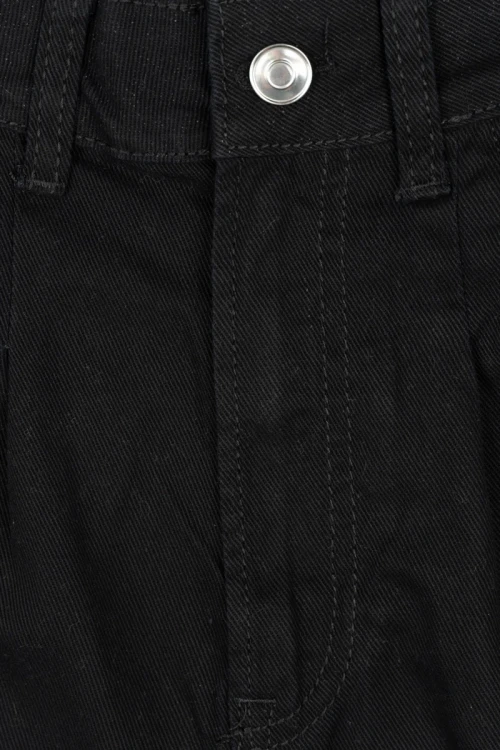 H&amp;M-czarne-bawelniane-spodenki-wysoki-stan-zblizenie.webp