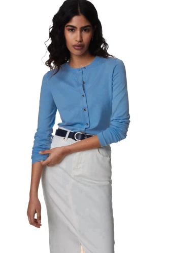 M&amp;S-szaroniebieski-sweter-kardigan-brazowy-guzik-modelka-przod.webp