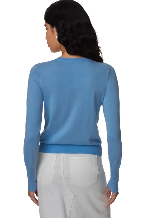 M&amp;S-szaroniebieski-sweter-kardigan-brazowy-guzik-modelka-tyl.webp