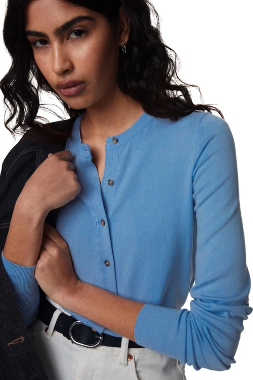 M&amp;S-szaroniebieski-sweter-kardigan-brazowy-guzik-modelka-zblizenie.webp