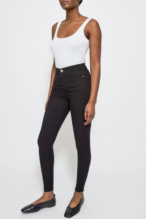 George-czarne-spodnie-jeansy-skinny-premium-plus-size-modelka-bok.webp