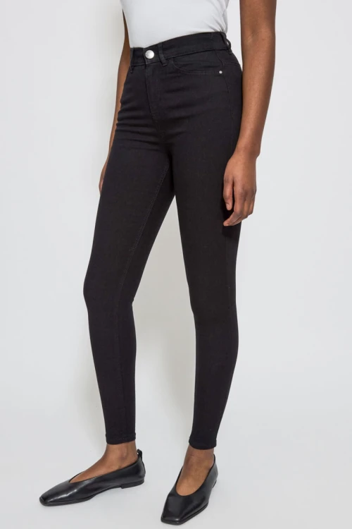 George-czarne-spodnie-jeansy-skinny-premium-plus-size-modelka-przod.webp
