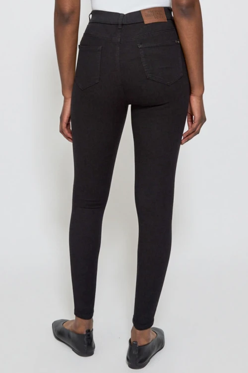 George-czarne-spodnie-jeansy-skinny-premium-plus-size-modelka-tyl.webp