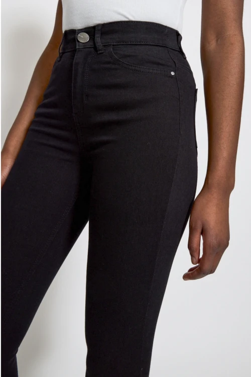 George-czarne-spodnie-jeansy-skinny-premium-plus-size-modelka-zblizenie.webp