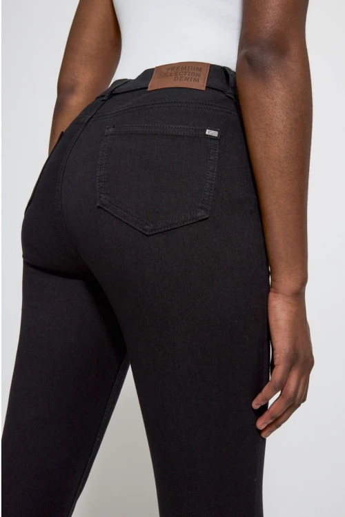 George-czarne-spodnie-jeansy-skinny-premium-plus-size-modelka-zblizenie2.webp