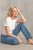 Bonmarche-jeansowe-spodnie-Sara-straight-leg-modelka-siedzaca.webp