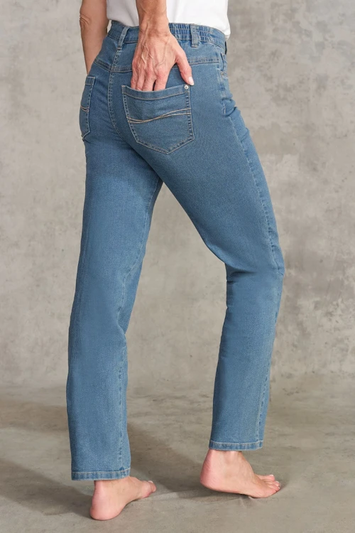 Bonmarche-jeansowe-spodnie-Sara-straight-leg-modelka-tyl2.webp