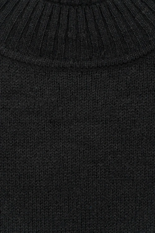George-czarny-dlugi-sweter-ze-stojka-zblizenie.webp