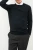 Next-meski-czarny-sweter-okragly-dekolt-model-przod.webp