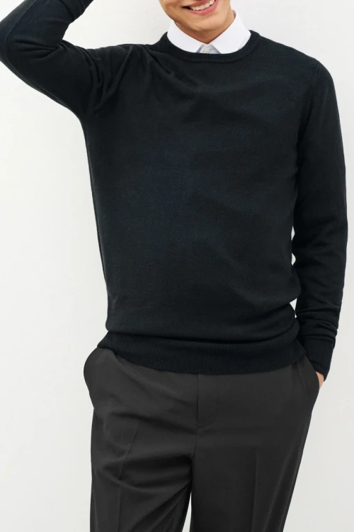 Next-meski-czarny-sweter-okragly-dekolt-model-przod.webp