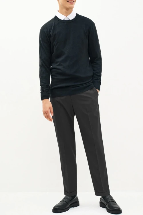 Next-meski-czarny-sweter-okragly-dekolt-model-przod2.webp