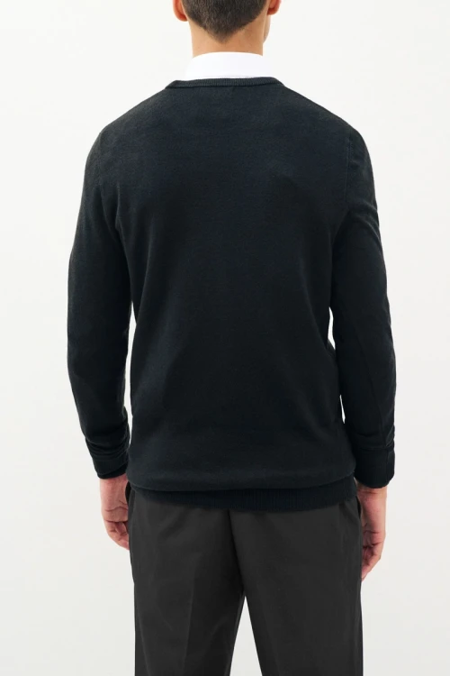 Next-meski-czarny-sweter-okragly-dekolt-model-tyl.webp