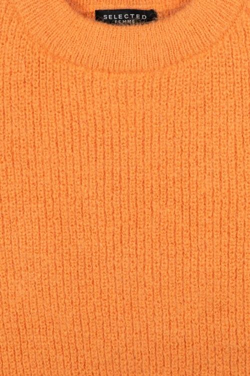 Selected-Femme-pomaranczowy-sweter-z-welna-zblizenie2.webp