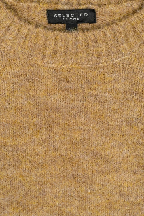 Selected-Femme-cieply-camel-sweter-z-welna-zblizenie.webp