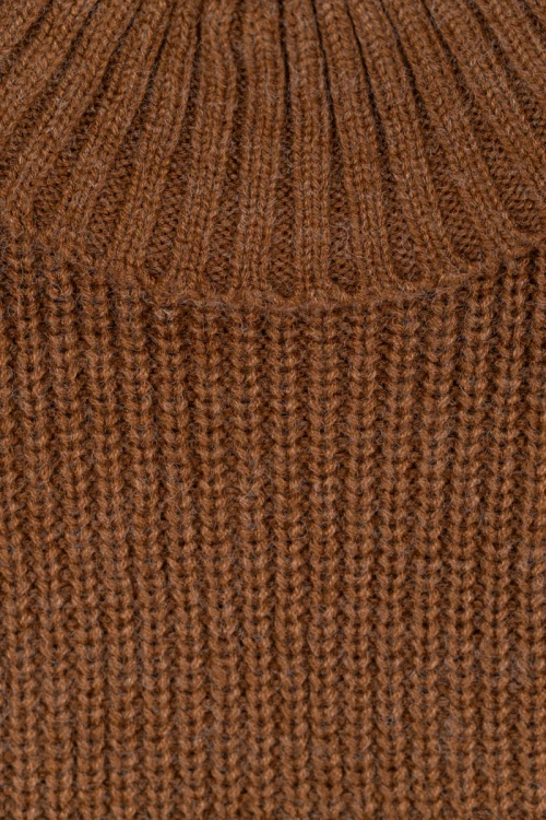 Burton-meski-brazowy-sweter-golf-z-welna-zblizenie.webp