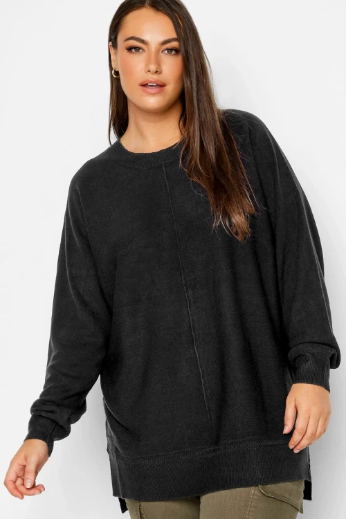 Yours-czarny-asymetryczny-sweter-plus-size-modelka-przod.webp