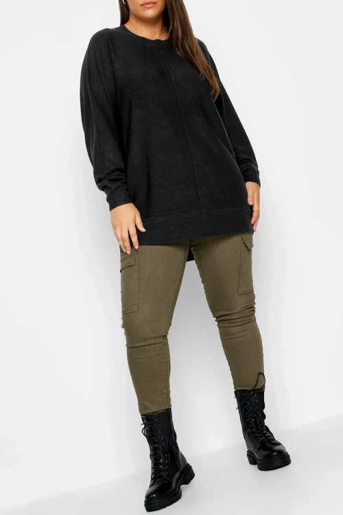 Yours-czarny-asymetryczny-sweter-plus-size-modelka-przod2.webp