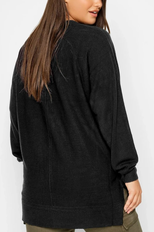 Yours-czarny-asymetryczny-sweter-plus-size-modelka-tyl.webp