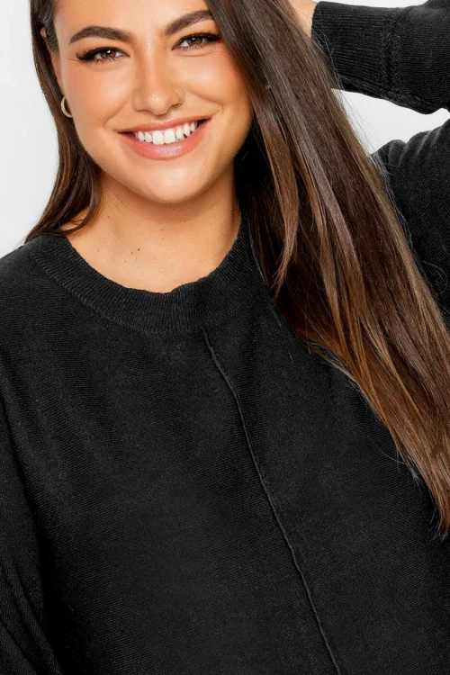 Yours-czarny-asymetryczny-sweter-plus-size-modelka-zblizenie.webp