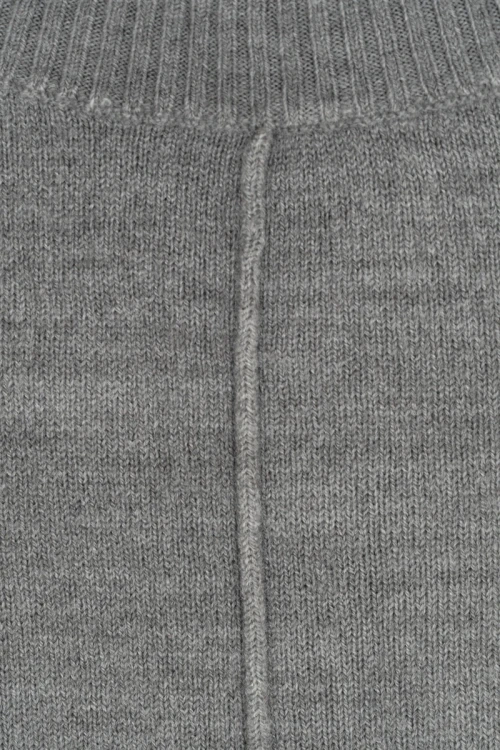 Boohoo-grafitowy-polgolf-z-przeszyciem-z-przodu-zblizenie.webp