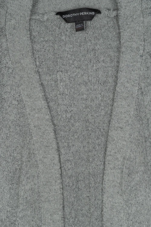 Dorothy-Perkins-szara-teksturowana-narzuta-zblizenie.webp