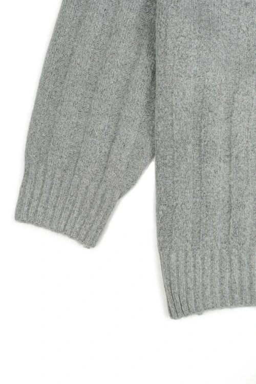 Dorothy-Perkins-szara-teksturowana-narzuta-zblizenie2.webp