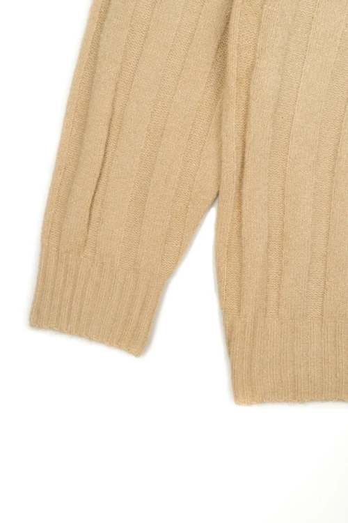 Dorothy-Perkins-bezowa-teksturowana-narzuta-zblizenie2-2.webp