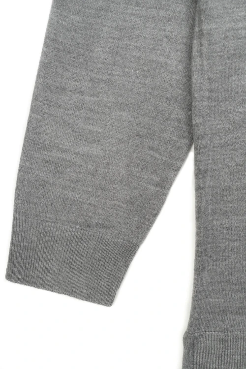 Boohoo-grafitowy-polgolf-z-przeszyciem-z-przodu-zblizenie3.webp