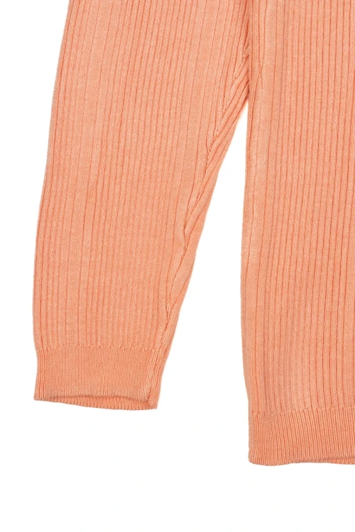 M&amp;S-pudrowy-roz-prazkowany-sweter-golf-zblizenie2.webp