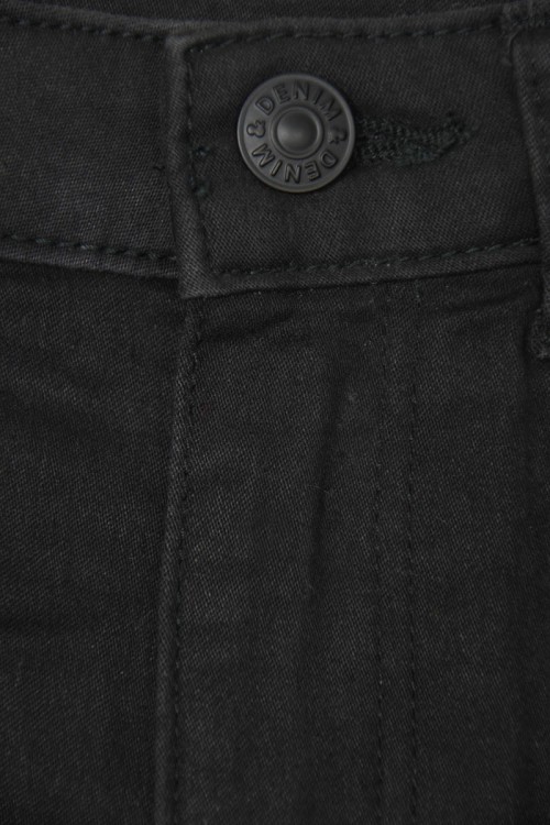 h&amp;m-czarne-spodnie-wysoki-stan-modelka-zblizenie.jpg