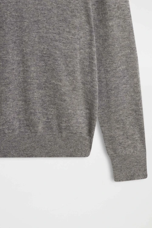 Conbipel-szary-meski-lekki-sweter-lambswool-welna-jagnieca-zblizenie2.webp