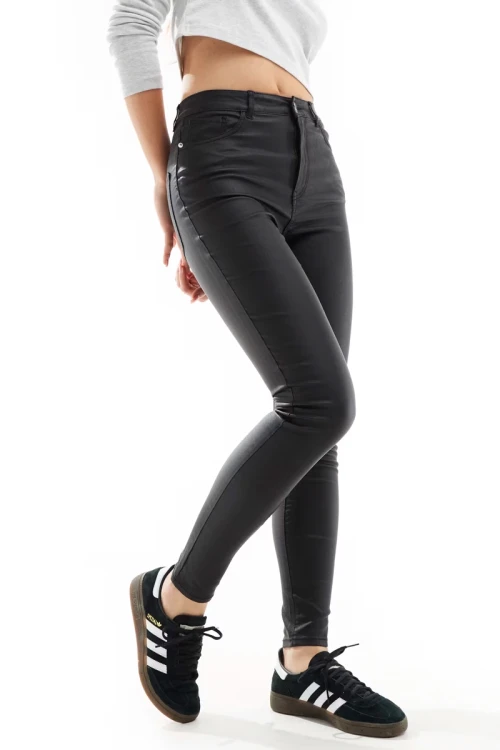 M&amp;CO-Kylie-dziewczece-czarne-woskowane-spodnie-jeansy-modelka-bok.webp