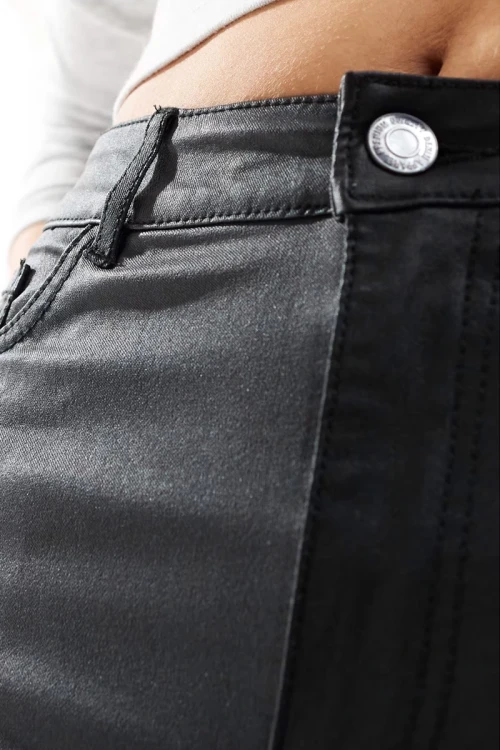M&amp;CO-Kylie-dziewczece-czarne-woskowane-spodnie-jeansy-modelka-zblizenie.webp