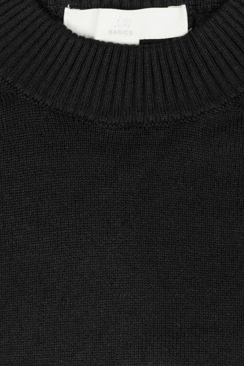 H&M-czarny-gladki-sweter-zblizenie.webp