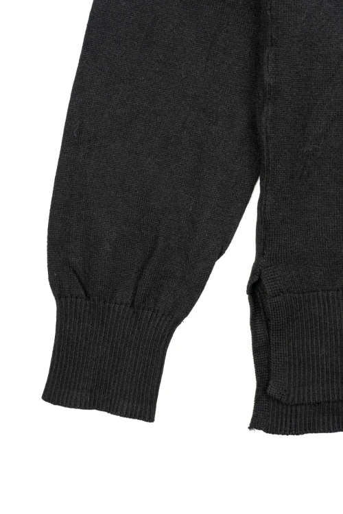 H&M-czarny-gladki-sweter-zblizenie3.webp