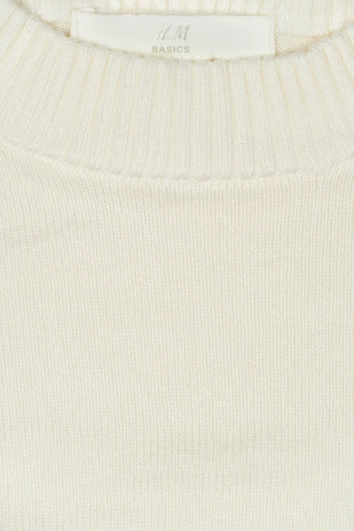 H&M-kremowy-gladki-sweter-zblizenie.webp