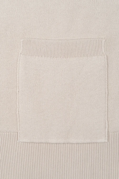 American-Holic-bezowy-sweter-kardigan-zblizenie.webp