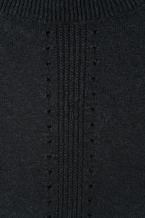 H&M-czarny-sweter-o-szerokim-golfie-golf-zblizenie.webp
