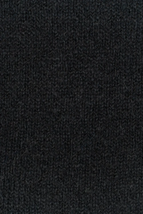 H&M-czarny-sweter-o-szerokim-golfie-golf-zblizenie2.webp