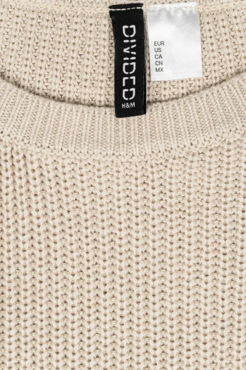 H&M-bezowy-sweter-z-jednym-zamkiem-zblizenie.webp