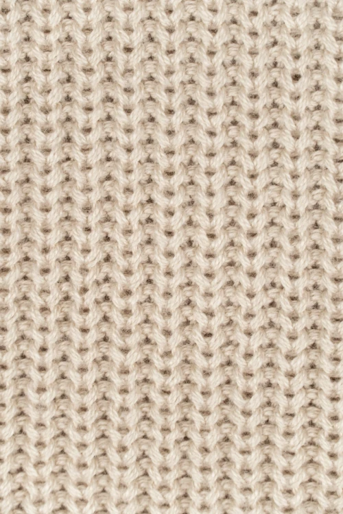 H&M-bezowy-sweter-z-jednym-zamkiem-zblizenie2.webp
